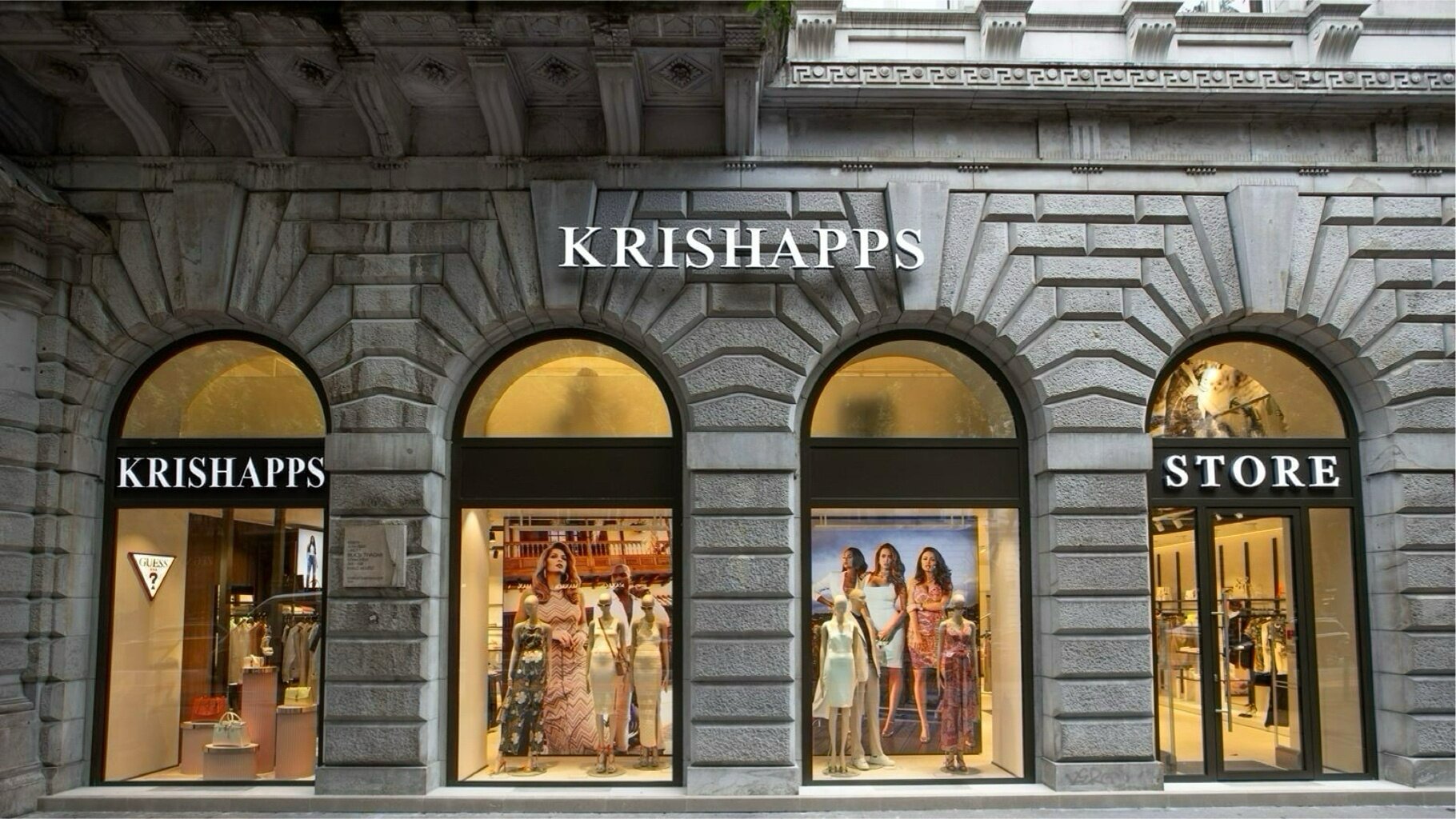 A Krishapps Shop belső tere tele parfümökkel, plüssökkel és élelmiszerrel